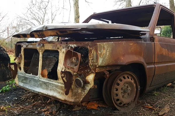 Coche quemado, abandonado y oxidado — Foto de Stock