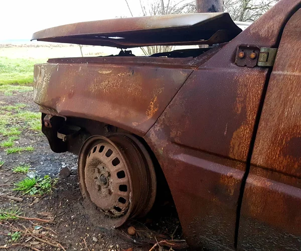 Araba yandı, terk edilmiş ve paslı