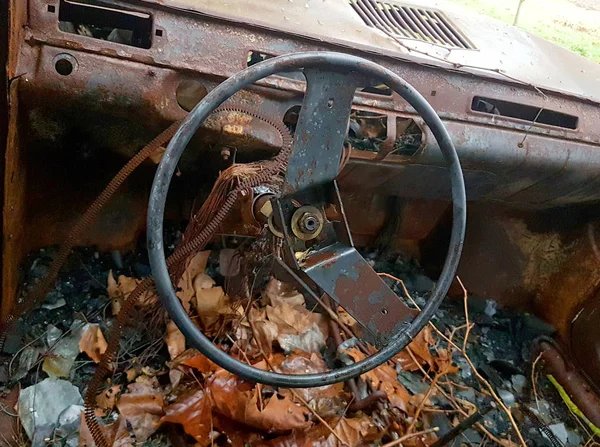 Coche quemado, abandonado y oxidado — Foto de Stock