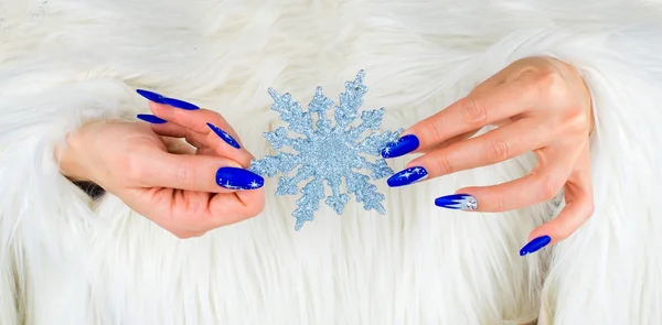 Weihnachtsblaue Nägel — Stockfoto