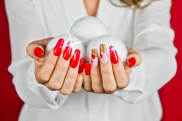 Rote Nägel für Ihre fantastischen Weihnachten dekoriert — Stockfoto