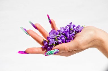 Çivi dekore edilmiş bir renkli bahar çiçek düzenlemeleri ile bir