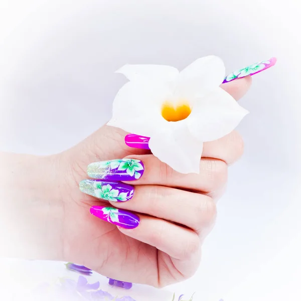 Nails decorated with floral arrangements for a colorful spring a — Stock Photo, Image