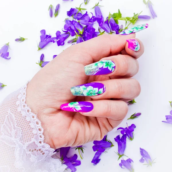 Nägel mit Blumenarrangements für einen bunten Frühling dekoriert — Stockfoto