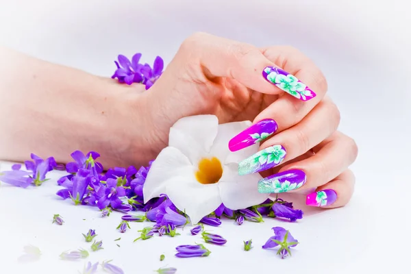 Ногти украшены цветочными аранжировками для цветной весны — стоковое фото