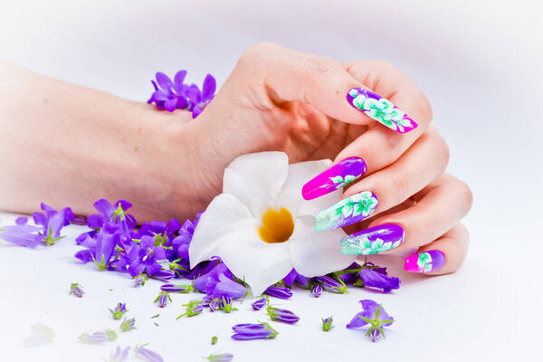 Nails decorated with floral arrangements for a colorful spring a
