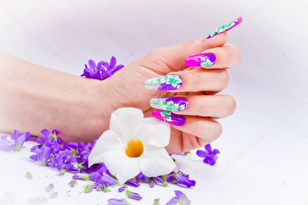 Nails decorated with floral arrangements for a colorful spring a