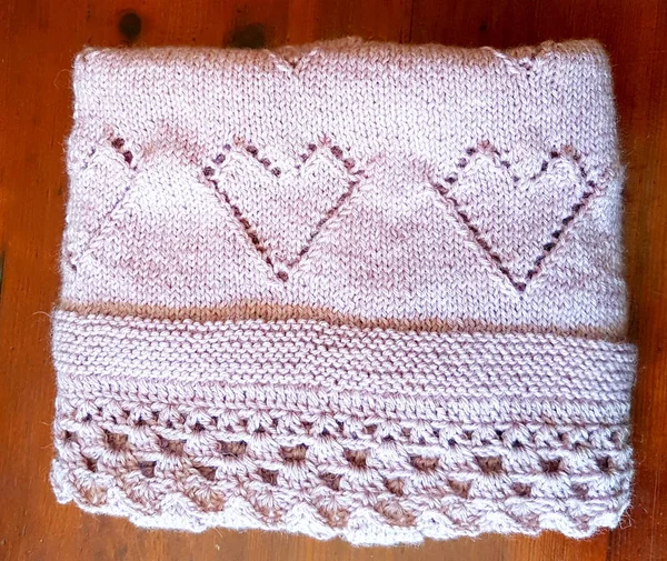 Κουβέρτα ροζ με διακόσμηση από καρδιές για να παραμείνετε ζεστοί — Φωτογραφία Αρχείου