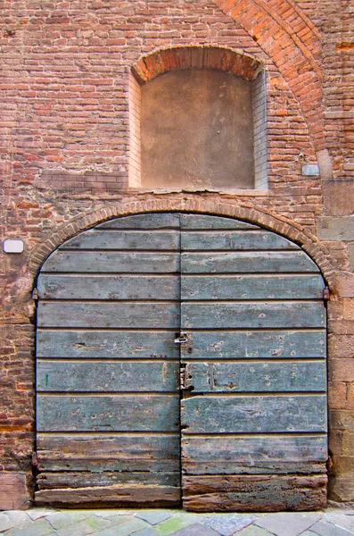 Old wooden door of historic palace — Stock Photo, Image