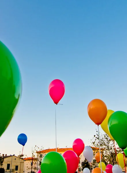 Globos de colores en el cielo azul — Foto de Stock