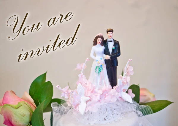 Figurines of the bride and groom wedding cake — Stock Photo, Image