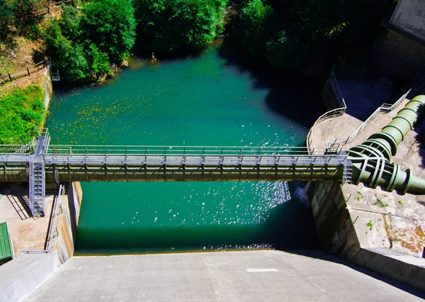 Dam in de bossen bedekte bergen — Stockfoto