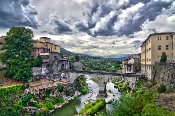 Pont en pierre relie deux côtés d'un ancien village sous clou — Photo