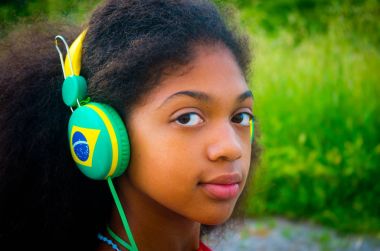 Olimpiyat Oyunları için beklerken Brezilyalı kız scolta müzik