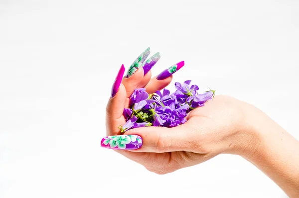 Uñas decoradas con arreglos florales para una primavera colorida a — Foto de Stock