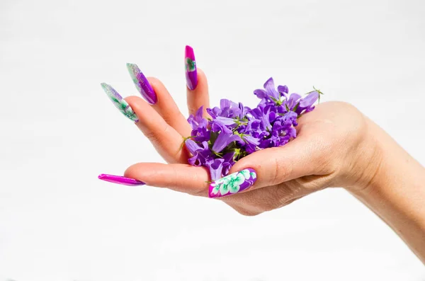 Uñas decoradas con arreglos florales para una primavera colorida a — Foto de Stock