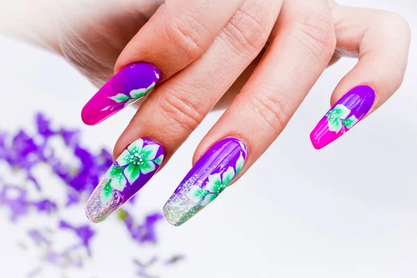 Nagels versierd met Bloemstukken voor een kleurrijke lente een — Stockfoto