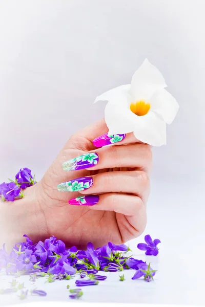 Uñas decoradas con arreglos florales para una primavera colorida a — Foto de Stock