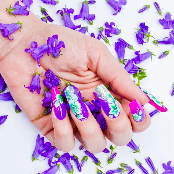 Ongles décorés avec des arrangements floraux pour un printemps coloré a — Photo