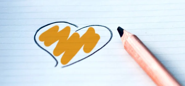 Corazón dibujado con su color: naranja — Foto de Stock