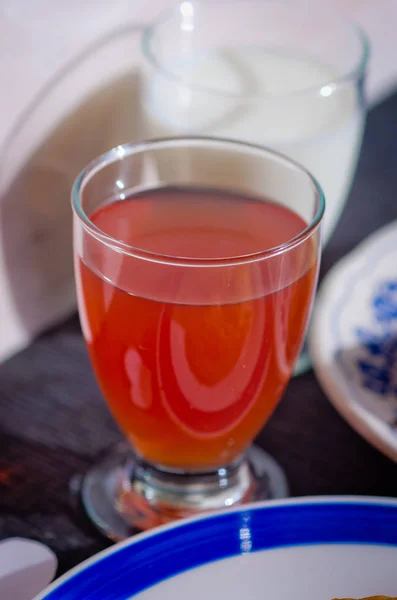 Glas Tee aromatisiert mit Zitrusfrüchten — Stockfoto