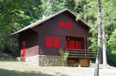 Mountain lodge kırmızı windows ile