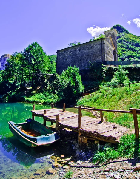 Lago de montanha com pequena aldeia e igreja histórica — Fotografia de Stock