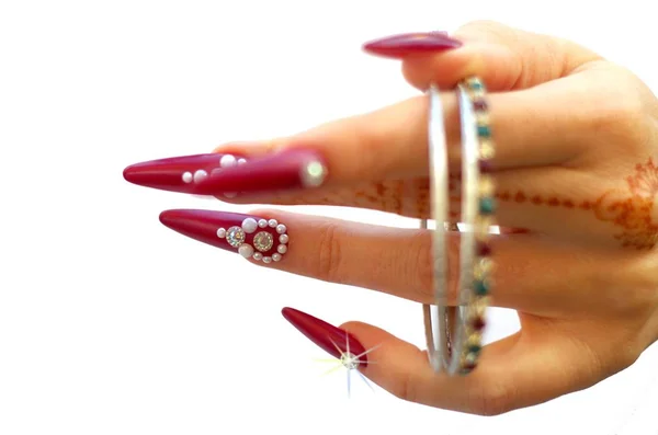 Ongles décorés avec brillant et main avec des tatouages au henné — Photo