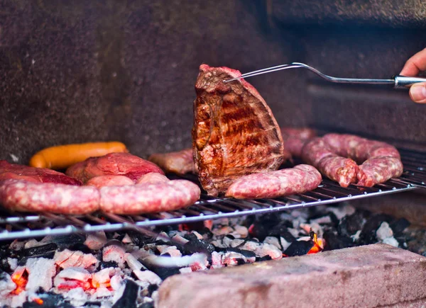 Filete de barbacoa con carbón rojo —  Fotos de Stock