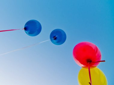 mavi gökyüzünde renkli balonlar