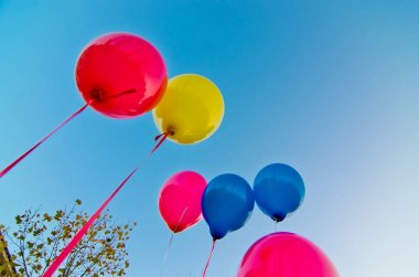 mavi gökyüzünde renkli balonlar