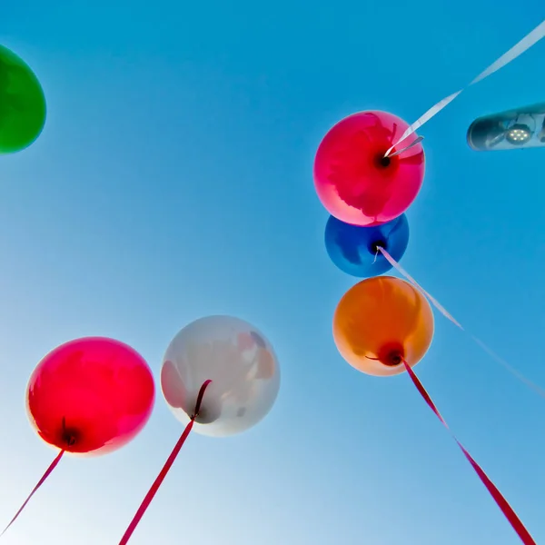 Palloncini colorati nel cielo blu — Foto Stock