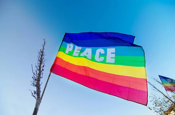 Drapeau de la paix dans le ciel bleu — Photo