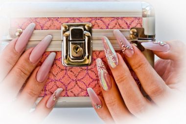 çivi ile el tarafından sunulan Hediyelik Noel tasarımı ile dekore edilmiştir.