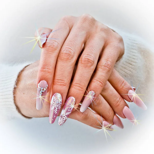 Nagels met roze kerstversiering — Stockfoto