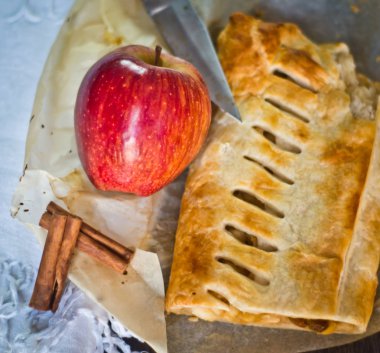 elma ve tarçın ile ev yapımı meyveli turta pasta