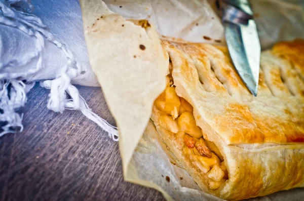 Homemade strudel cake with apples and cinnamon — Stock Photo, Image