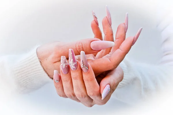 Uñas con decoraciones de Navidad rosa — Foto de Stock