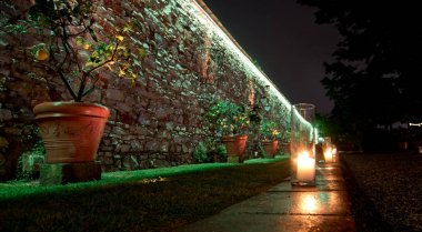 Bahçedeki yol boyunca mumlar yaktı