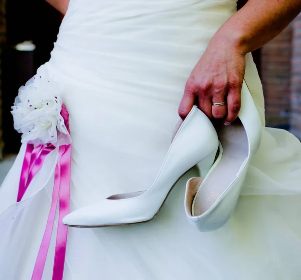 Schuhe und Brautkleid — Stockfoto