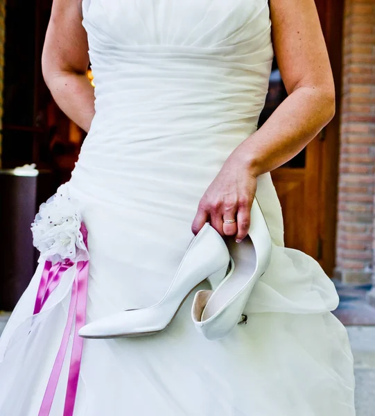 Chaussures et robe de mariée — Photo