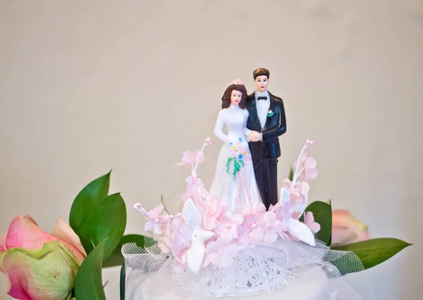 Figurines de la mariée et marié gâteau de mariage — Photo