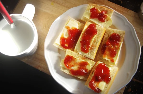 Hälsosam frukost, bröd, smör och marmelad — Stockfoto