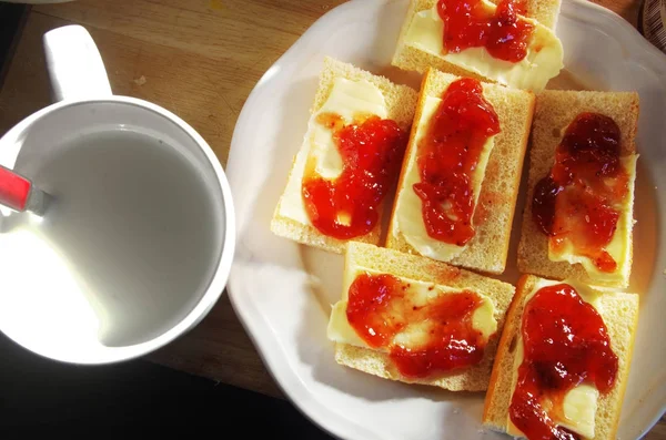 Sağlıklı Kahvaltı, ekmek, tereyağı ve reçel — Stok fotoğraf