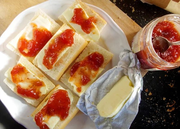 Zdrowe śniadanie, chleb, masło i dżem — Zdjęcie stockowe
