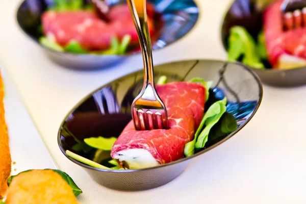 Apéritif italien, petit pain bresaola au fromage frais — Photo