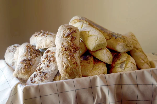 Pain fait maison dans une maison de campagne — Photo