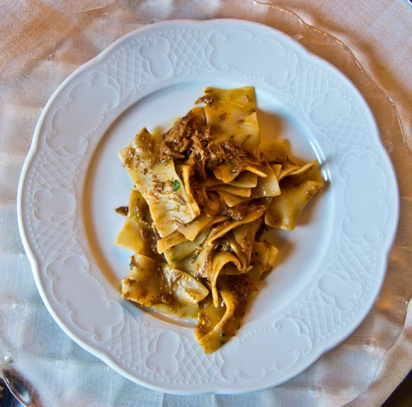 Pasta met saus van wild zwijn — Stockfoto