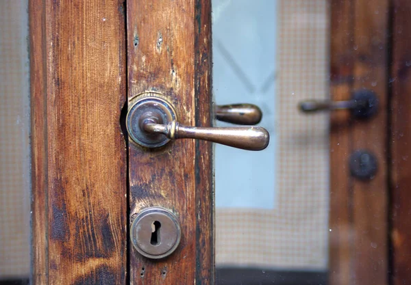 Κλείδωμα μιας παλιάς πόρτας — Φωτογραφία Αρχείου