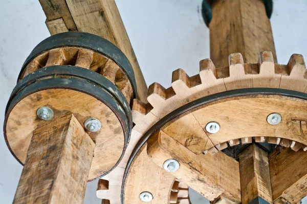 Historische Zahnräder aus Holz und Metall mit Rädern und Zähnen — Stockfoto